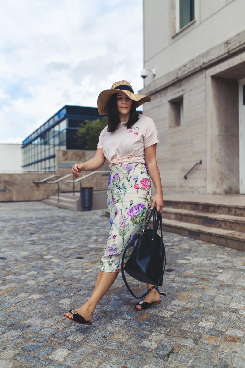 Outfit Ideen, Sommer Outfit mit Midikleid, Outfit mit Midikleid, Midikleid kombinieren, Sandalen, Strohhut, Sonnenhut, Print Kleid, H&M, Matt & Nat Baxtor Tasche, Outfit Ideen mit Midikleid, Fashionkarussell, www.kleidermaedchen.de, Modeblog, Mode Blog, Erfurt, Thüringen, Fashion Blog, Magazin, Blogazine, Influencer Marketing und Kommunikation, Social Media Marketing, Fashion Magazin, Outfit Blog, Outfit 2017, Streetstyle, Pinterest Outfit Inspiration