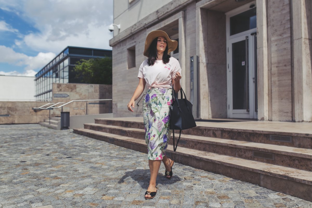 Outfit Ideen, Sommer Outfit mit Midikleid, Outfit mit Midikleid, Midikleid kombinieren, Sandalen, Strohhut, Sonnenhut, Print Kleid, H&M, Matt & Nat Baxtor Tasche, Outfit Ideen mit Midikleid, Fashionkarussell, www.kleidermaedchen.de, Modeblog, Mode Blog, Erfurt, Thüringen, Fashion Blog, Magazin, Blogazine, Influencer Marketing und Kommunikation, Social Media Marketing, Fashion Magazin, Outfit Blog, Outfit 2017, Streetstyle, Pinterest Outfit Inspiration