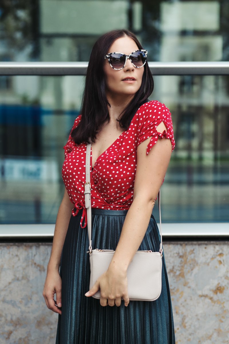 Outfit Ideen, Sommer Outfit mit Wickelkleid, Outfit mit Wickelkleid, Faltenrock kombinieren, Sandalen, rotes Kleid, Zara, H&M, Stella McCartney, Liu Jo Tasche, Outfit Ideen mit Wickelkleid, Faltenrock, Outfit Idee mit Faltenrock, www.kleidermaedchen.de, Modeblog, Mode Blog, Erfurt, Thüringen, Fashion Blog, Magazin, Blogazine, Influencer Marketing und Kommunikation, Social Media Marketing, Fashion Magazin, Outfit Blog, Outfit 2017, Streetstyle, Pinterest Outfit Inspiration, Plisseerock, Outfit mit Plisseerock