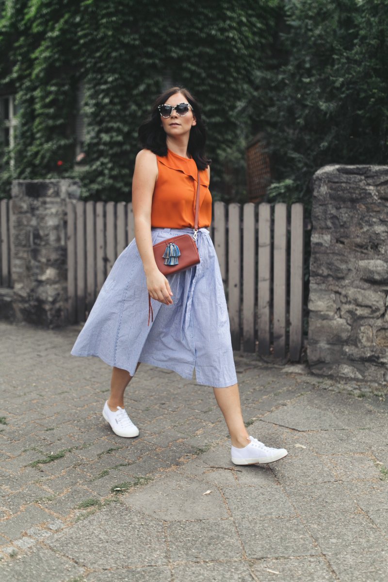 Sommer Outfit mit Superga Sneakers, Superga Sneakers, Stella McCartney Sonnenbrille, Zara Bluse, Mint & Berry Rock, Minirock, Streifenrock, Spätsommer Outfit, Rebecca Minkoff Sofia Umhaengetasche, Minirock Outfit, www. Kleidermaedchen.de Modeblog, Erfurt, Thueringen, Leipzig, Fashionblog, Fashion Blog, Magazin, Blogazine, Influencer Marketing und Kommunikation, Creator, Jessika Weisse, Fashionblog, Fashion Magazin, Fashion Blog, Outfitblog, Blogger Outfit Inspiration, Streetstyle, Modeblog, Lifestyle Magazin