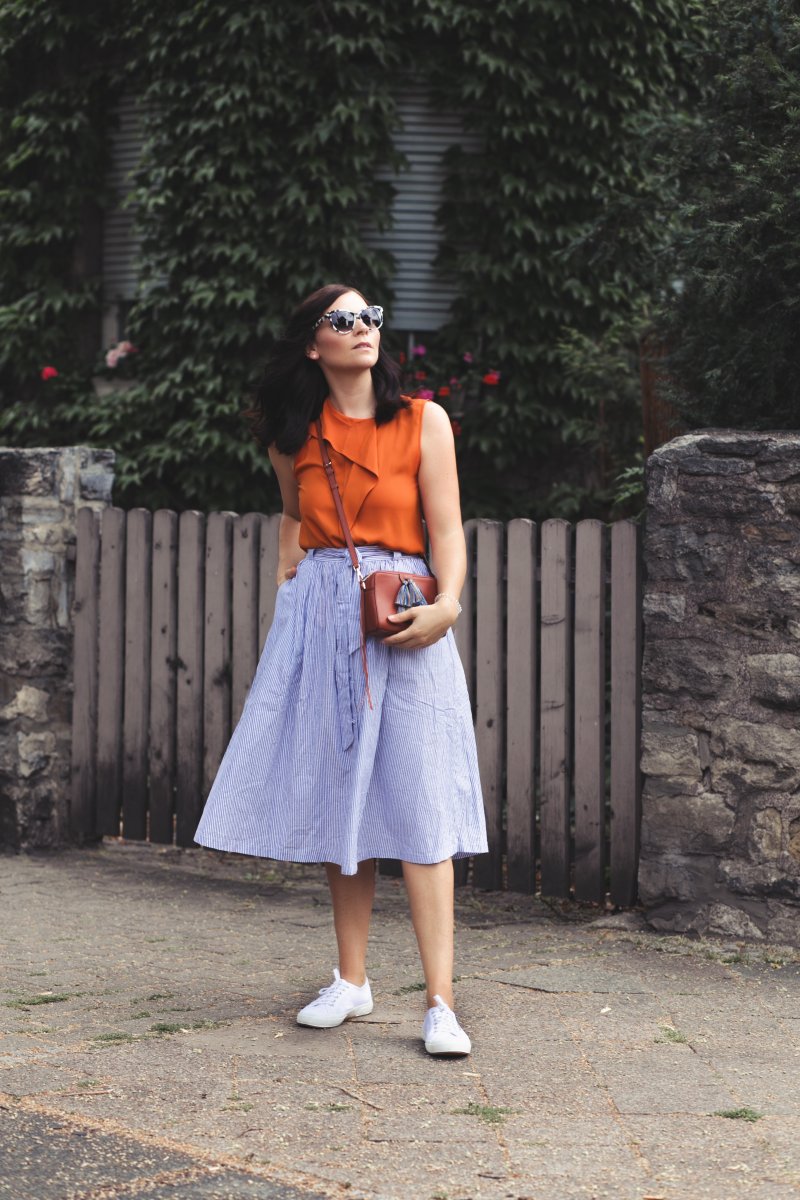 Sommer Outfit mit Superga Sneakers, Superga Sneakers, Stella McCartney Sonnenbrille, Zara Bluse, Mint & Berry Rock, Minirock, Streifenrock, Spätsommer Outfit, Rebecca Minkoff Sofia Umhaengetasche, Minirock Outfit, www. Kleidermaedchen.de Modeblog, Erfurt, Thueringen, Leipzig, Fashionblog, Fashion Blog, Magazin, Blogazine, Influencer Marketing und Kommunikation, Creator, Jessika Weisse, Fashionblog, Fashion Magazin, Fashion Blog, Outfitblog, Blogger Outfit Inspiration, Streetstyle, Modeblog, Lifestyle Magazin