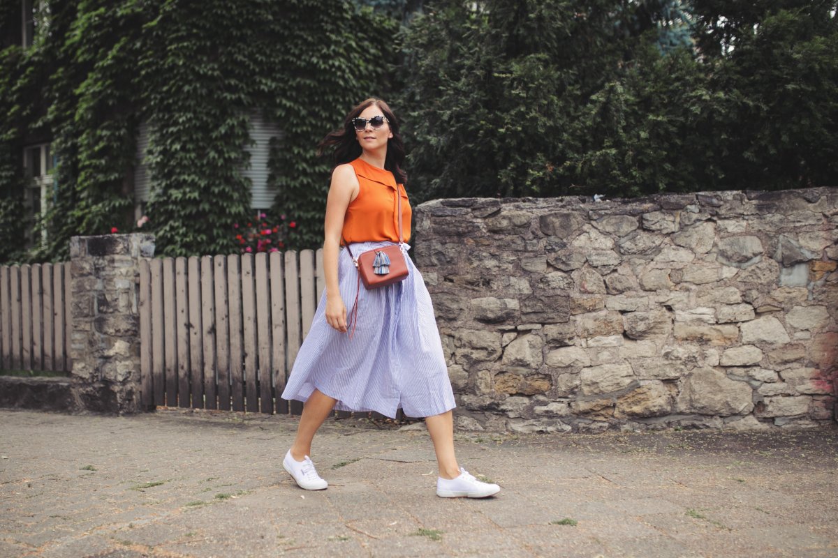 Sommer Outfit mit Superga Sneakers, Superga Sneakers, Stella McCartney Sonnenbrille, Zara Bluse, Mint & Berry Rock, Minirock, Streifenrock, Spätsommer Outfit, Rebecca Minkoff Sofia Umhaengetasche, Minirock Outfit, www. Kleidermaedchen.de Modeblog, Erfurt, Thueringen, Leipzig, Fashionblog, Fashion Blog, Magazin, Blogazine, Influencer Marketing und Kommunikation, Creator, Jessika Weisse, Fashionblog, Fashion Magazin, Fashion Blog, Outfitblog, Blogger Outfit Inspiration, Streetstyle, Modeblog, Lifestyle Magazin