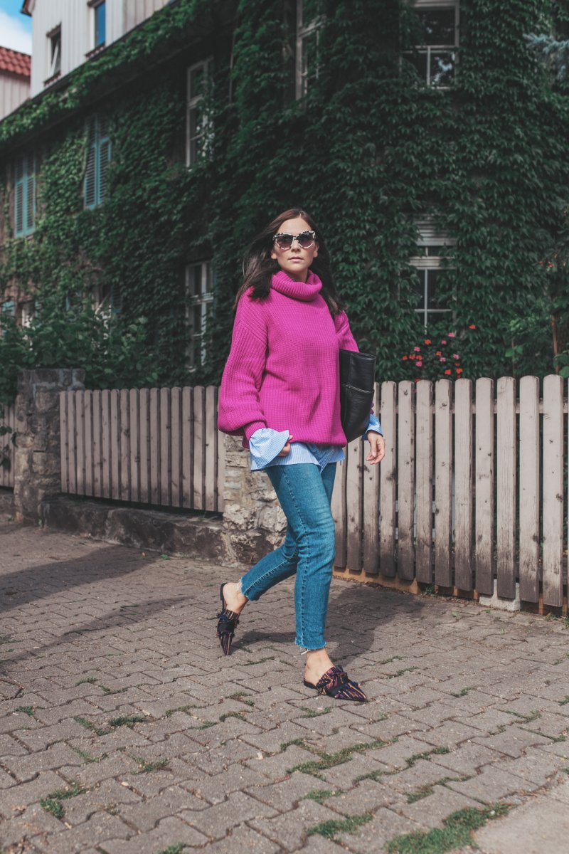 Herbst Outfit mit Strickpullover, Strickpullover, Oversize Pullover, Herbst Outfit mit Bluse, Outfit Ideen, Outfit mit Jeans, Pullover kombinieren, Fransen Flats, Slipper, Modetrend Herbst 2017, Matt & Nat Tasche, pinker Strickpullover, H&M Bluse, Stella McCartney, www.kleidermaedchen.de, Modeblog, Mode Blog, Erfurt, Thüringen, Fashion Blog, Magazin, Blogazine, Influencer Marketing und Kommunikation, Social Media Marketing, Fashion Magazin, Outfit Blog, Outfit 2017, Streetstyle, Pinterest Outfit Inspiration