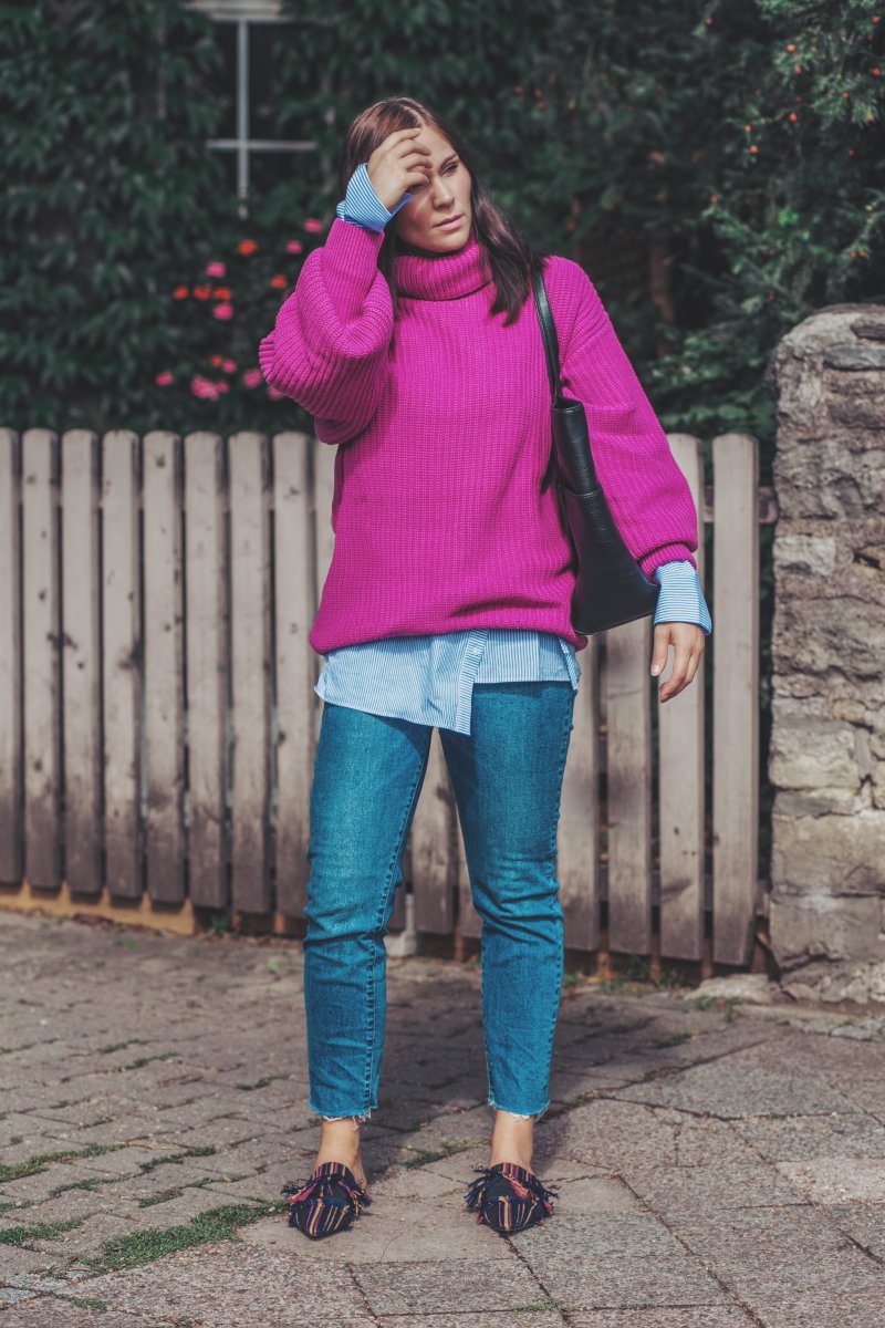 Herbst Outfit mit Strickpullover, Strickpullover, Oversize Pullover, Herbst Outfit mit Bluse, Outfit Ideen, Outfit mit Jeans, Pullover kombinieren, Fransen Flats, Slipper, Modetrend Herbst 2017, Matt & Nat Tasche, pinker Strickpullover, H&M Bluse, Stella McCartney, www.kleidermaedchen.de, Modeblog, Mode Blog, Erfurt, Thüringen, Fashion Blog, Magazin, Blogazine, Influencer Marketing und Kommunikation, Social Media Marketing, Fashion Magazin, Outfit Blog, Outfit 2017, Streetstyle, Pinterest Outfit Inspiration