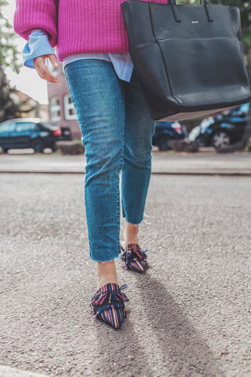 Herbst Outfit mit Strickpullover, Strickpullover, Oversize Pullover, Herbst Outfit mit Bluse, Outfit Ideen, Outfit mit Jeans, Pullover kombinieren, Fransen Flats, Slipper, Modetrend Herbst 2017, Matt & Nat Tasche, pinker Strickpullover, H&M Bluse, Stella McCartney, www.kleidermaedchen.de, Modeblog, Mode Blog, Erfurt, Thüringen, Fashion Blog, Magazin, Blogazine, Influencer Marketing und Kommunikation, Social Media Marketing, Fashion Magazin, Outfit Blog, Outfit 2017, Streetstyle, Pinterest Outfit Inspiration