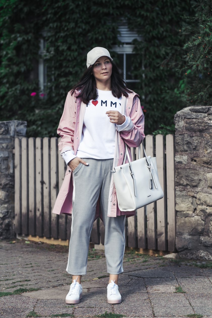 Herbst Outfit mit Regenjacke, Outfit Ideen, Outfit mit Regenjacke, Übergangsjacke kombinieren, Bianco Sneakers, Modetrend Herbst 2017, Übergangsjacke, Rains Regenjacke, Tommy Hilfiger Sweater, Calvin Klein Tasche, www.kleidermaedchen.de, Modeblog, Mode Blog, Erfurt, Thüringen, Fashion Blog, Magazin, Blogazine, Influencer Marketing und Kommunikation, Social Media Marketing, Fashion Magazin, Outfit Blog, Outfit 2017, Streetstyle, Pinterest Outfit Inspiration