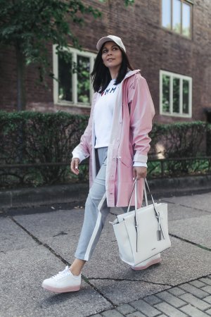 Herbst Outfit mit Regenjacke, Outfit Ideen, Outfit mit Regenjacke, Übergangsjacke kombinieren, Bianco Sneakers, Modetrend Herbst 2017, Übergangsjacke, Rains Regenjacke, Tommy Hilfiger Sweater, Calvin Klein Tasche, www.kleidermaedchen.de, Modeblog, Mode Blog, Erfurt, Thüringen, Fashion Blog, Magazin, Blogazine, Influencer Marketing und Kommunikation, Social Media Marketing, Fashion Magazin, Outfit Blog, Outfit 2017, Streetstyle, Pinterest Outfit Inspiration