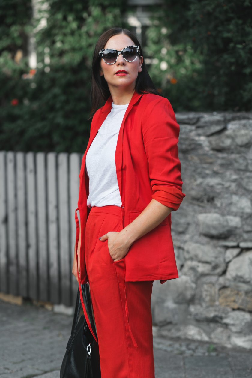 Herbst Outfit mit rotem Blazer, Blazer, Puma Snerker, Herbst Outfit in Rot, Outfit Ideen, Outfit mit roter Hose, Sneakers, Modetrend Herbst 2017, Matt & Nat Baxter Tasche, H&M Blazer, Stella McCartney, www.kleidermaedchen.de, Modeblog, Mode Blog, Erfurt, Puma Basket Heart Sneaker, Thüringen, Fashion Blog, Magazin, Blogazine, Influencer Marketing und Kommunikation, Social Media Marketing, Fashion Magazin, Outfit Blog, Outfit 2017, Streetstyle, Pinterest Outfit Inspiration