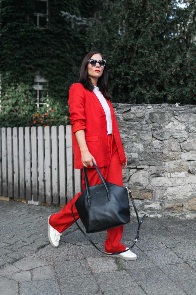 Herbst Outfit mit rotem Blazer, Blazer, Puma Snerker, Herbst Outfit in Rot, Outfit Ideen, Outfit mit roter Hose, Sneakers, Modetrend Herbst 2017, Matt & Nat Baxter Tasche, H&M Blazer, Stella McCartney, www.kleidermaedchen.de, Modeblog, Mode Blog, Erfurt, Puma Basket Heart Sneaker, Thüringen, Fashion Blog, Magazin, Blogazine, Influencer Marketing und Kommunikation, Social Media Marketing, Fashion Magazin, Outfit Blog, Outfit 2017, Streetstyle, Pinterest Outfit Inspiration