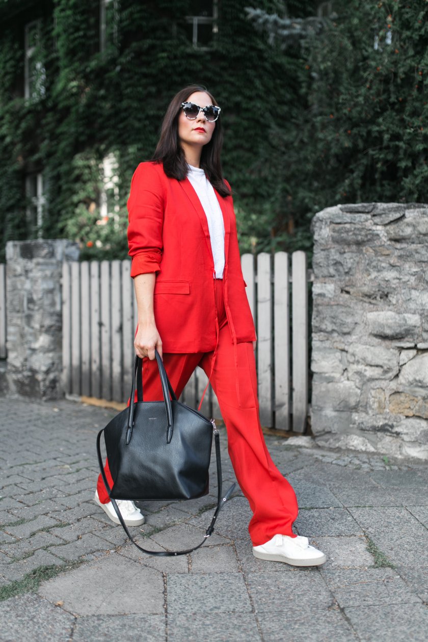 Herbst Outfit mit rotem Blazer, Blazer, Puma Snerker, Herbst Outfit in Rot, Outfit Ideen, Outfit mit roter Hose, Sneakers, Modetrend Herbst 2017, Matt & Nat Baxter Tasche, H&M Blazer, Stella McCartney, www.kleidermaedchen.de, Modeblog, Mode Blog, Erfurt, Puma Basket Heart Sneaker, Thüringen, Fashion Blog, Magazin, Blogazine, Influencer Marketing und Kommunikation, Social Media Marketing, Fashion Magazin, Outfit Blog, Outfit 2017, Streetstyle, Pinterest Outfit Inspiration