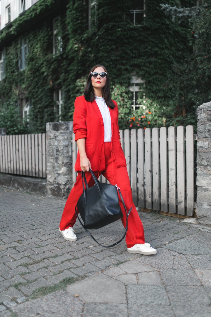 Herbst Outfit mit rotem Blazer, Blazer, Puma Snerker, Herbst Outfit in Rot, Outfit Ideen, Outfit mit roter Hose, Sneakers, Trendfarbe Rot, Modetrend Herbst 2017, Matt & Nat Baxter Tasche, H&M Blazer, Stella McCartney, www.kleidermaedchen.de, Modeblog, Mode Blog, Erfurt, Puma Basket Heart Sneaker, Thüringen, Fashion Blog, Magazin, Blogazine, Influencer Marketing und Kommunikation, Social Media Marketing, Fashion Magazin, Outfit Blog, Outfit 2017, Streetstyle, Pinterest Outfit Inspiration