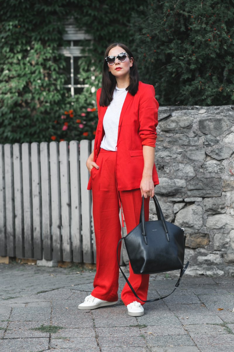 Herbst Outfit mit rotem Blazer, Blazer, Puma Snerker, Herbst Outfit in Rot, Outfit Ideen, Outfit mit roter Hose, Sneakers, Modetrend Herbst 2017, Matt & Nat Baxter Tasche, H&M Blazer, Stella McCartney, www.kleidermaedchen.de, Modeblog, Mode Blog, Erfurt, Puma Basket Heart Sneaker, Thüringen, Fashion Blog, Magazin, Blogazine, Influencer Marketing und Kommunikation, Social Media Marketing, Fashion Magazin, Outfit Blog, Outfit 2017, Streetstyle, Pinterest Outfit Inspiration