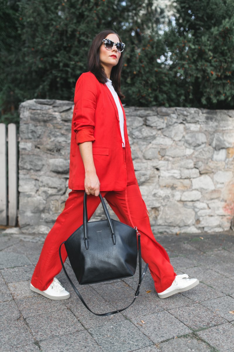 Herbst Outfit mit rotem Blazer, Blazer, Puma Snerker, Herbst Outfit in Rot, Outfit Ideen, Outfit mit roter Hose, Sneakers, Modetrend Herbst 2017, Matt & Nat Baxter Tasche, H&M Blazer, Stella McCartney, www.kleidermaedchen.de, Modeblog, Mode Blog, Erfurt, Puma Basket Heart Sneaker, Thüringen, Fashion Blog, Magazin, Blogazine, Influencer Marketing und Kommunikation, Social Media Marketing, Fashion Magazin, Outfit Blog, Outfit 2017, Streetstyle, Pinterest Outfit Inspiration