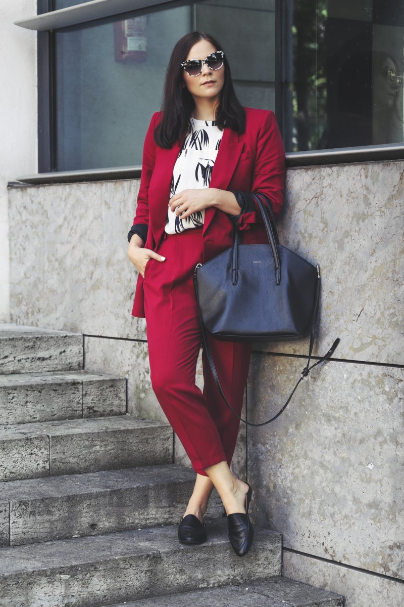 Herbst Outfit mit Hosenanzug, Outfit Ideen, Outfit mit Hosenanzug, Blazer kombinieren, Slipper , Matt and Nat Tasche, Stella McCartney Sonnenbrille, Trendfarbe Rot, Modetrend Rot, Modetrend Herbst 2017, Just Female Tunika, Zara Blazer, Flattered Slipper, www.kleidermaedchen.de, Modeblog, Mode Blog, Erfurt, Thüringen, Fashion Blog, Magazin, Blogazine, Influencer Marketing und Kommunikation, Social Media Marketing, Fashion Magazin, Outfit Blog, Outfit 2017, Streetstyle, Pinterest Outfit Inspiration