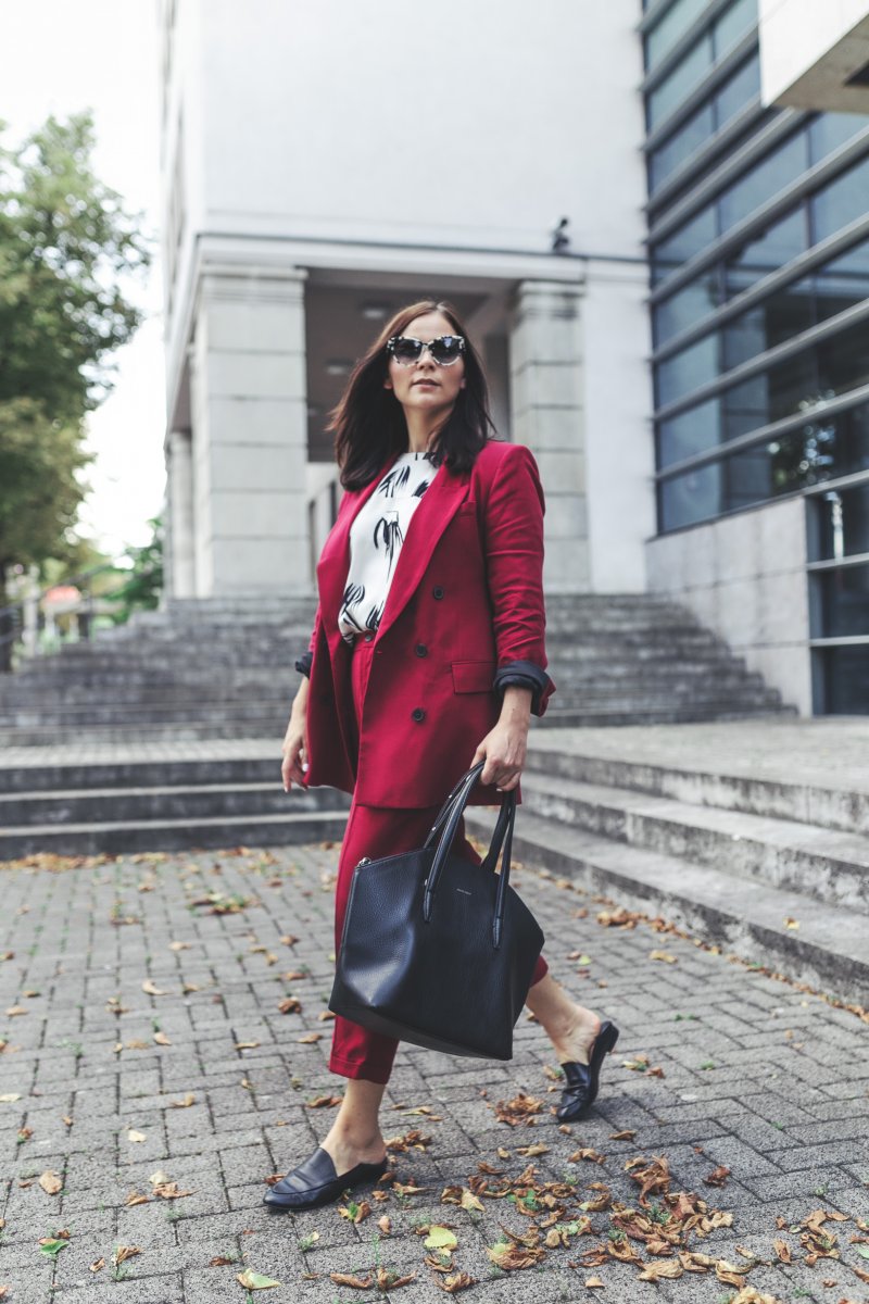 Herbst Outfit mit Hosenanzug, Outfit Ideen, Outfit mit Hosenanzug, Blazer kombinieren, Slipper , Matt and Nat Tasche, Stella McCartney Sonnenbrille, Trendfarbe Rot, Modetrend Rot, Modetrend Herbst 2017, Just Female Tunika, Zara Blazer, Flattered Slipper, www.kleidermaedchen.de, Modeblog, Mode Blog, Erfurt, Thüringen, Fashion Blog, Magazin, Blogazine, Influencer Marketing und Kommunikation, Social Media Marketing, Fashion Magazin, Outfit Blog, Outfit 2017, Streetstyle, Pinterest Outfit Inspiration