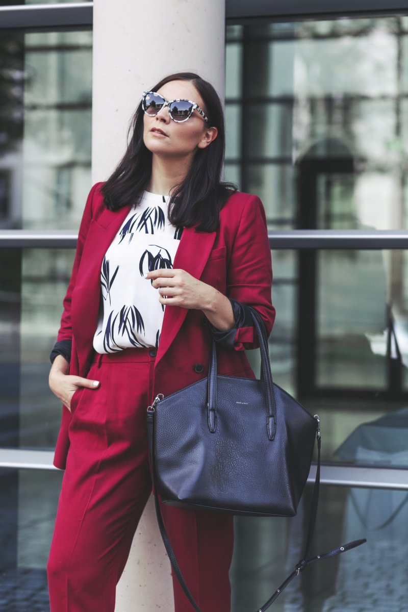 Herbst Outfit mit Hosenanzug, Outfit Ideen, Outfit mit Hosenanzug, Blazer kombinieren, Slipper , Matt and Nat Tasche, Stella McCartney Sonnenbrille, Trendfarbe Rot, Modetrend Rot, Modetrend Herbst 2017, Just Female Tunika, Zara Blazer, Flattered Slipper, www.kleidermaedchen.de, Modeblog, Mode Blog, Erfurt, Thüringen, Fashion Blog, Magazin, Blogazine, Influencer Marketing und Kommunikation, Social Media Marketing, Fashion Magazin, Outfit Blog, Outfit 2017, Streetstyle, Pinterest Outfit Inspiration