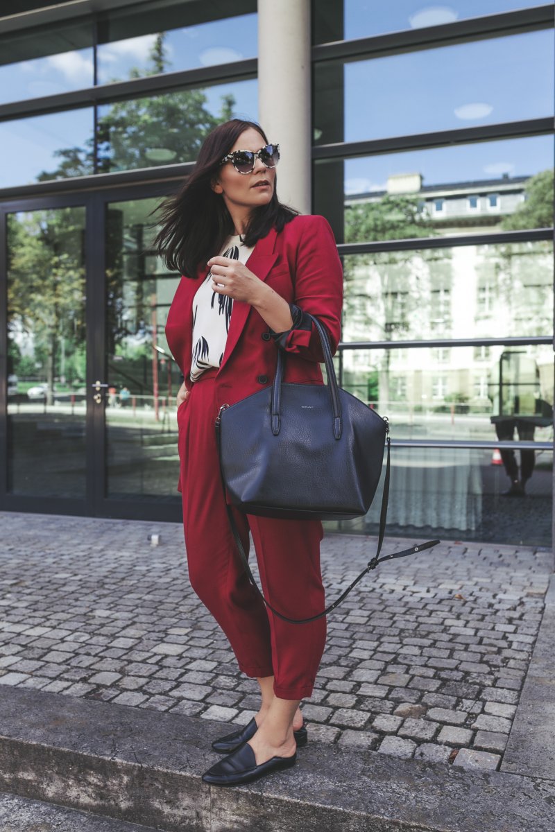 Herbst Outfit mit Hosenanzug, Outfit Ideen, Outfit mit Hosenanzug, Blazer kombinieren, Slipper , Matt and Nat Tasche, Stella McCartney Sonnenbrille, Trendfarbe Rot, Modetrend Rot, Modetrend Herbst 2017, Just Female Tunika, Zara Blazer, Flattered Slipper, www.kleidermaedchen.de, Modeblog, Mode Blog, Erfurt, Thüringen, Fashion Blog, Magazin, Blogazine, Influencer Marketing und Kommunikation, Social Media Marketing, Fashion Magazin, Outfit Blog, Outfit 2017, Streetstyle, Pinterest Outfit Inspiration