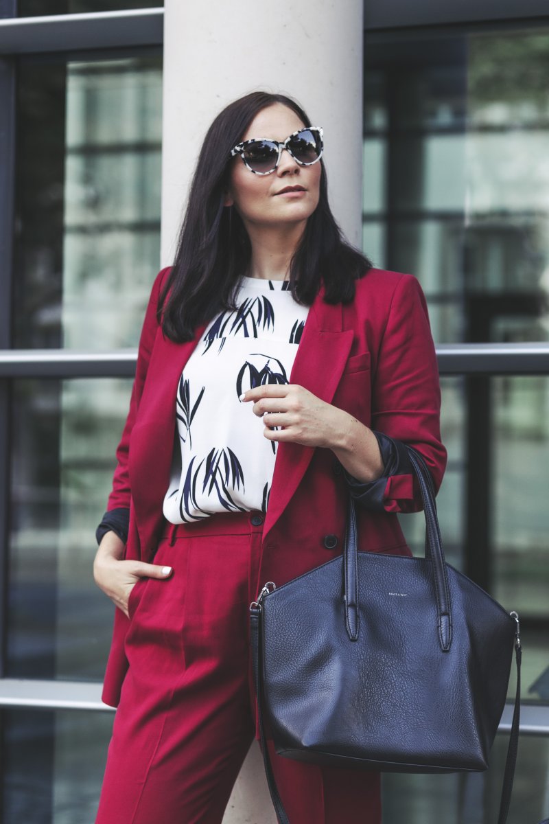 Herbst Outfit mit Hosenanzug, Outfit Ideen, Outfit mit Hosenanzug, Blazer kombinieren, Slipper , Matt and Nat Tasche, Stella McCartney Sonnenbrille, Trendfarbe Rot, Modetrend Rot, Modetrend Herbst 2017, Just Female Tunika, Zara Blazer, Flattered Slipper, www.kleidermaedchen.de, Modeblog, Mode Blog, Erfurt, Thüringen, Fashion Blog, Magazin, Blogazine, Influencer Marketing und Kommunikation, Social Media Marketing, Fashion Magazin, Outfit Blog, Outfit 2017, Streetstyle, Pinterest Outfit Inspiration