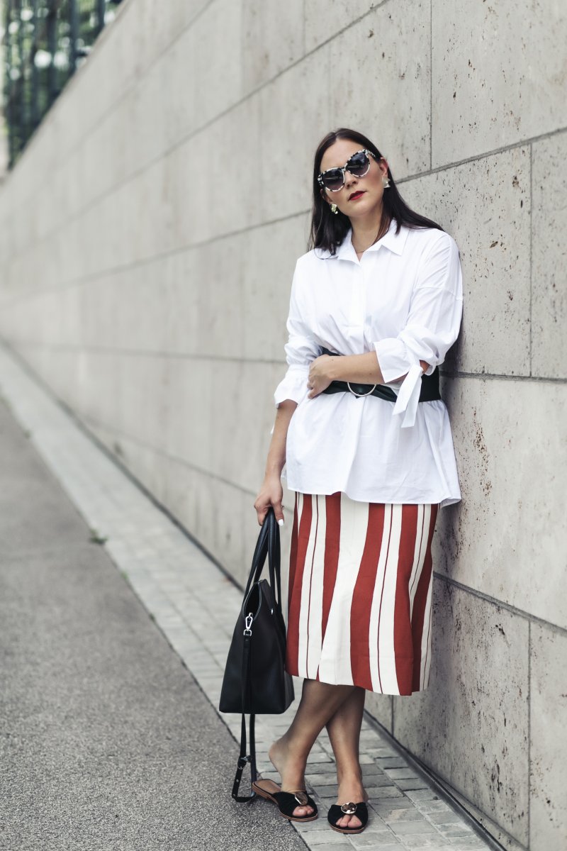 Sommer Outfit mit Oversize Hemd, Outfit Ideen, Outfit mit Hemd, Oversize Hemd kombinieren, Sandalen, , Matt & Nat Baxtor Tasche, Flattered Sandalen, Stella McCartney Sonnenbrille, Zara Korsett Gürtel, Roberto Collina A-Linien-Rock, www.kleidermaedchen.de, Modeblog, Mode Blog, Erfurt, Thüringen, Fashion Blog, Magazin, Blogazine, Influencer Marketing und Kommunikation, Social Media Marketing, Fashion Magazin, Outfit Blog, Outfit 2017, Streetstyle, Pinterest Outfit Inspiration