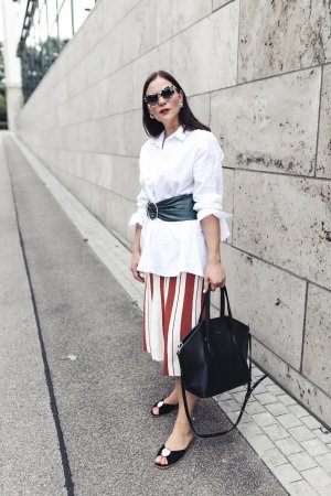 Sommer Outfit mit Oversize Hemd, Outfit Ideen, Outfit mit Hemd, Oversize Hemd kombinieren, Sandalen, , Matt & Nat Baxtor Tasche, Flattered Sandalen, Stella McCartney Sonnenbrille, Zara Korsett Gürtel, Roberto Collina A-Linien-Rock, www.kleidermaedchen.de, Modeblog, Mode Blog, Erfurt, Thüringen, Fashion Blog, Magazin, Blogazine, Influencer Marketing und Kommunikation, Social Media Marketing, Fashion Magazin, Outfit Blog, Outfit 2017, Streetstyle, Pinterest Outfit Inspiration