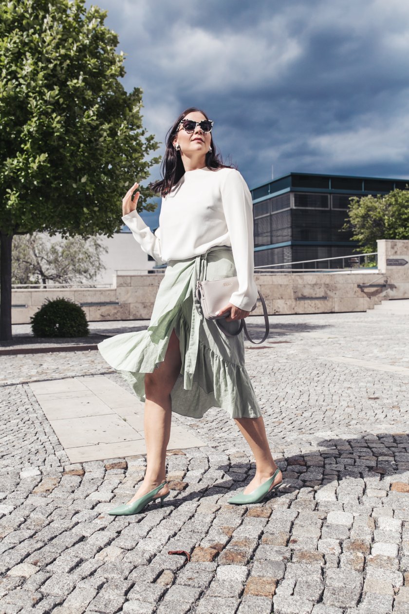 Spätsommer Outfit mit Wickelrock, Outfit Ideen, Outfit mit Wickelrock, Wickelrock kombinieren, Midi Pumps , Liu Jo Tasche, Stella McCartney Sonnenbrille, Pumps, Trendfarbe Grün, Modetrend Grün, www.kleidermaedchen.de, Modeblog, Mode Blog, Erfurt, Thüringen, Fashion Blog, Magazin, Blogazine, Influencer Marketing und Kommunikation, Social Media Marketing, Fashion Magazin, Outfit Blog, Outfit 2017, Streetstyle, Pinterest Outfit Inspiration