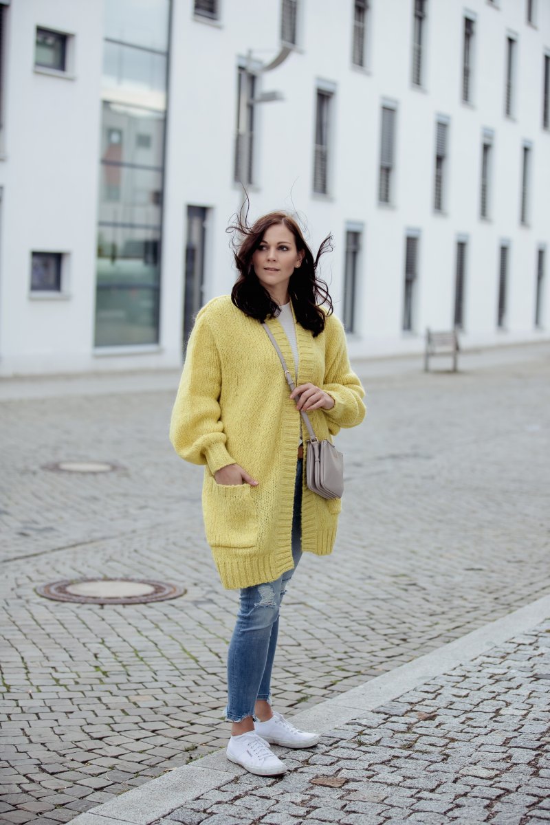 Herbst Outfit mit gelben Strick Cardigan, Destroyed Jeans, Superga Sneakers, Liu Jo Tasche, Herbst Outfit mit Superga, Outfit Ideen, Outfit mit Jeans, Modetrend Herbst 2017, www.kleidermaedchen.de, Modeblog, Mode Blog, Erfurt, Stella McCartney Sonnenbrille, Thüringen, Fashion Blog, Magazin, Blogazine, Influencer Marketing und Kommunikation, Social Media Marketing, Fashion Magazin, Outfit Blog, Outfit 2017, Streetstyle, Pinterest Outfit Inspiration, Andreas Pöcking Photograph Erfurt