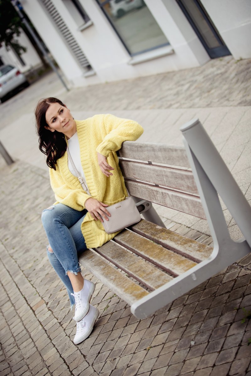 Herbst Outfit mit gelben Strick Cardigan, Destroyed Jeans, Superga Sneakers, Liu Jo Tasche, Herbst Outfit mit Superga, Outfit Ideen, Outfit mit Jeans, Modetrend Herbst 2017, www.kleidermaedchen.de, Modeblog, Mode Blog, Erfurt, Stella McCartney Sonnenbrille, Thüringen, Fashion Blog, Magazin, Blogazine, Influencer Marketing und Kommunikation, Social Media Marketing, Fashion Magazin, Outfit Blog, Outfit 2017, Streetstyle, Pinterest Outfit Inspiration, Andreas Pöcking Photograph Erfurt