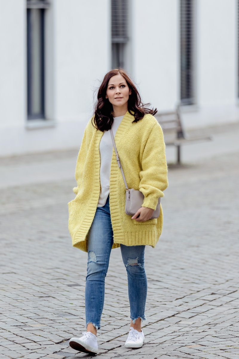 Herbst Outfit mit gelben Strick Cardigan, Destroyed Jeans, Superga Sneakers, Liu Jo Tasche, Herbst Outfit mit Superga, Outfit Ideen, Outfit mit Jeans, Modetrend Herbst 2017, www.kleidermaedchen.de, Modeblog, Mode Blog, Erfurt, Stella McCartney Sonnenbrille, Thüringen, Fashion Blog, Magazin, Blogazine, Influencer Marketing und Kommunikation, Social Media Marketing, Fashion Magazin, Outfit Blog, Outfit 2017, Streetstyle, Pinterest Outfit Inspiration, Andreas Pöcking Photograph Erfurt