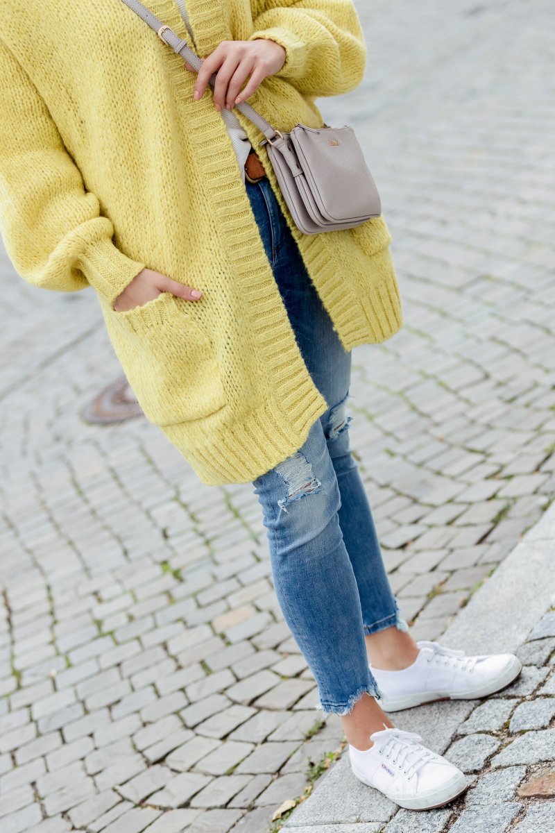 Herbst Outfit mit gelben Strick Cardigan, Destroyed Jeans, Superga Sneakers, Liu Jo Tasche, Herbst Outfit mit Superga, Outfit Ideen, Outfit mit Jeans, Modetrend Herbst 2017, www.kleidermaedchen.de, Modeblog, Mode Blog, Erfurt, Stella McCartney Sonnenbrille, Thüringen, Fashion Blog, Magazin, Blogazine, Influencer Marketing und Kommunikation, Social Media Marketing, Fashion Magazin, Outfit Blog, Outfit 2017, Streetstyle, Pinterest Outfit Inspiration, Andreas Pöcking Photograph Erfurt