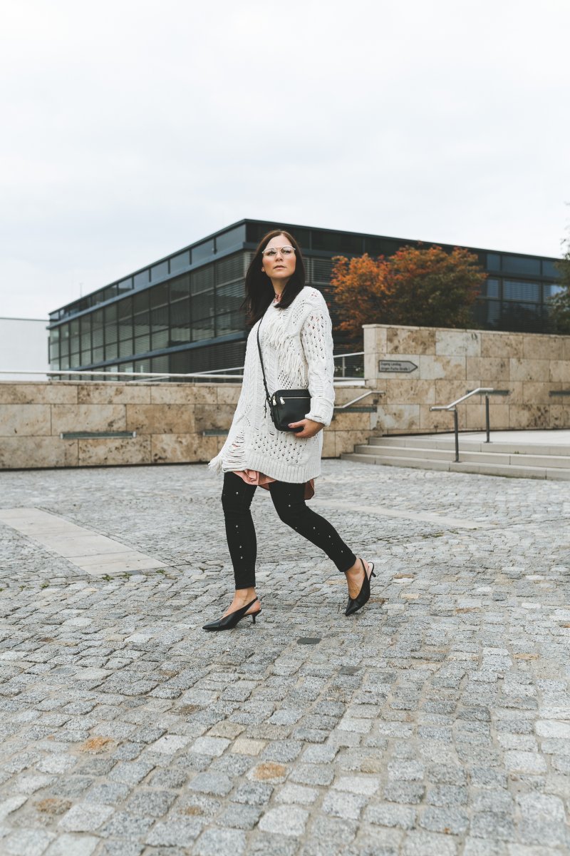 Herbst Outfit mit Strickpullover, Zara Pullover, Pumps, Fossil Piper Bag, Herbst Outfit mit Satin Bluse, Outfit Ideen, Outfit mit Pumps, Modetrend Herbst, Zara Oesen Jeans, www.kleidermaedchen.de, Modeblog, Mode Blog, Erfurt, Thüringen, Fashion Blog, Magazin, Blogazine, Influencer Marketing und Kommunikation, Social Media Marketing, Fashion Magazin, Outfit Blog, Outfit 2017, Streetstyle, Pinterest Outfit Inspiration