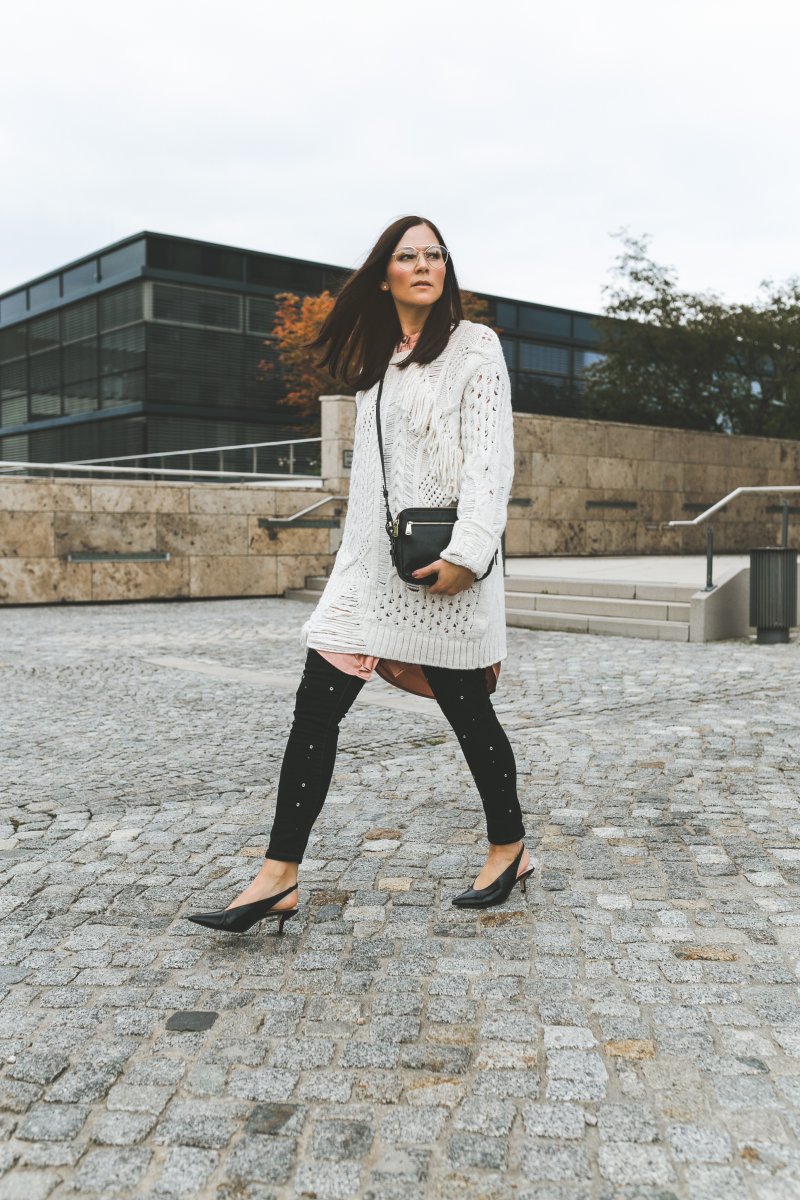 Herbst Outfit mit Strickpullover, Zara Pullover, Pumps, Fossil Piper Bag, Herbst Outfit mit Satin Bluse, Outfit Ideen, Outfit mit Pumps, Modetrend Herbst, Zara Oesen Jeans, www.kleidermaedchen.de, Modeblog, Mode Blog, Erfurt, Thüringen, Fashion Blog, Magazin, Blogazine, Influencer Marketing und Kommunikation, Social Media Marketing, Fashion Magazin, Outfit Blog, Outfit 2017, Streetstyle, Pinterest Outfit Inspiration