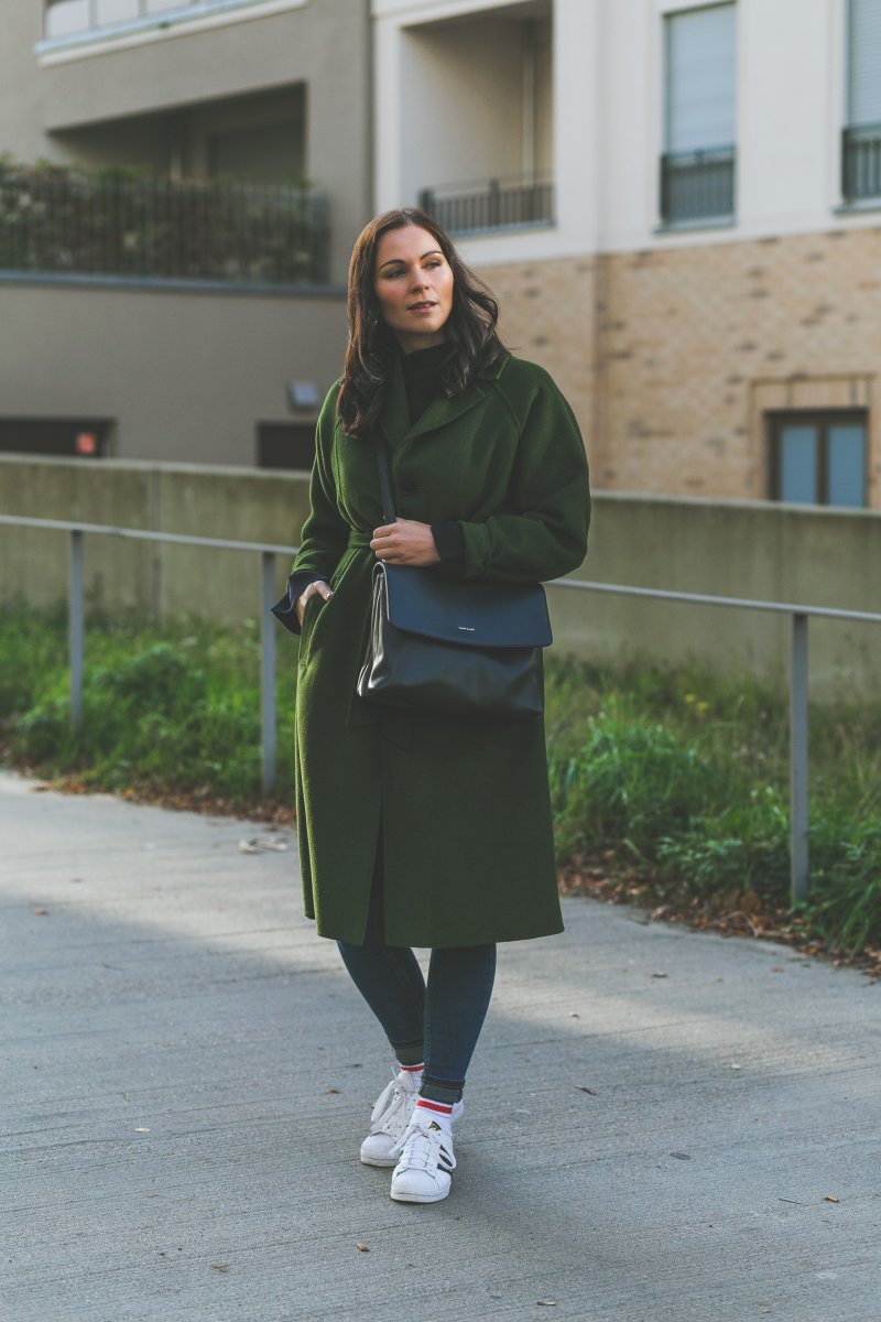 Herbst Outfit mit grünem Mantel, Cos Pullover, Sneakers, Matt & Nat Wapi Bag, Herbst Outfit mit Mantel, Outfit Ideen, Outfit mit Sneakers, Modetrend Herbst, Topshop Jamie Jeans, www.kleidermaedchen.de, Modeblog, Mode Blog, Erfurt, Thüringen, Fashion Blog, Magazin, Blogazine, Influencer Marketing und Kommunikation, Social Media Marketing, Fashion Magazin, Outfit Blog, Outfit 2017, Streetstyle, Pinterest Outfit Inspiration