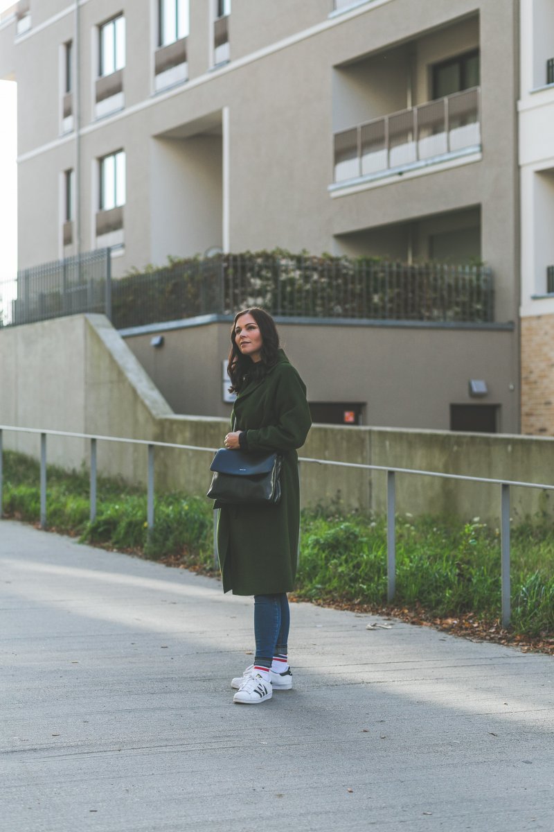 Herbst Outfit mit grünem Mantel, Cos Pullover, Sneakers, Matt & Nat Wapi Bag, Herbst Outfit mit Mantel, Outfit Ideen, Outfit mit Sneakers, Modetrend Herbst, Topshop Jamie Jeans, www.kleidermaedchen.de, Modeblog, Mode Blog, Erfurt, Thüringen, Fashion Blog, Magazin, Blogazine, Influencer Marketing und Kommunikation, Social Media Marketing, Fashion Magazin, Outfit Blog, Outfit 2017, Streetstyle, Pinterest Outfit Inspiration