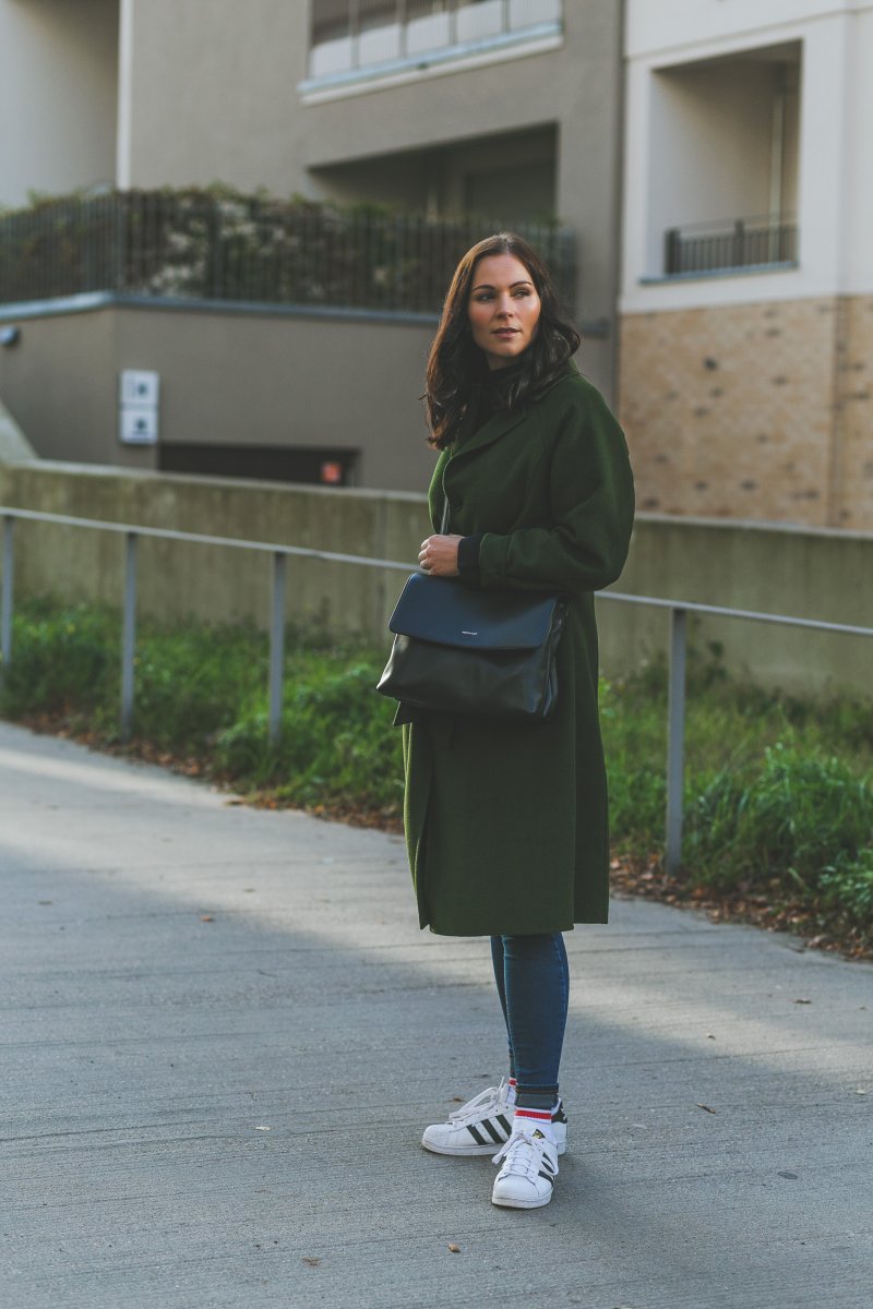 Herbst Outfit mit grünem Mantel, Cos Pullover, Sneakers, Matt & Nat Wapi Bag, Herbst Outfit mit Mantel, Outfit Ideen, Outfit mit Sneakers, Modetrend Herbst, Topshop Jamie Jeans, www.kleidermaedchen.de, Modeblog, Mode Blog, Erfurt, Thüringen, Fashion Blog, Magazin, Blogazine, Influencer Marketing und Kommunikation, Social Media Marketing, Fashion Magazin, Outfit Blog, Outfit 2017, Streetstyle, Pinterest Outfit Inspiration