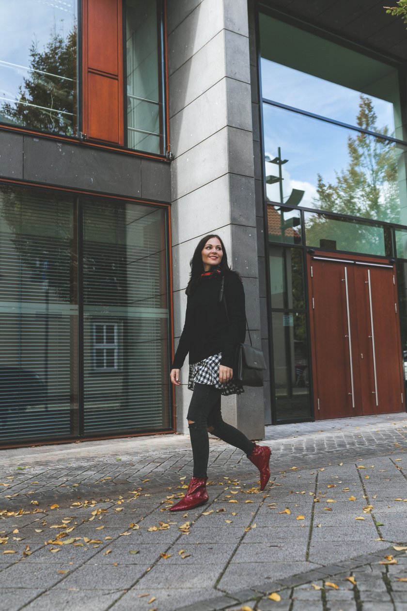 Herbst Outfit mit kariertem Kleid, Drykorn Pullover, roten Boots, Matt & Nat Wapi Bag, Herbst Outfit mit roten Boots, Outfit Ideen, Outfit mit Boots, Modetrend Herbst, www.kleidermaedchen.de, Modeblog, Mode Blog, Erfurt, Thüringen, Fashion Blog, Magazin, Blogazine, Influencer Marketing und Kommunikation, Social Media Marketing, Fashion Magazin, Outfit Blog, Outfit 2017, Streetstyle, Pinterest Outfit Inspiration