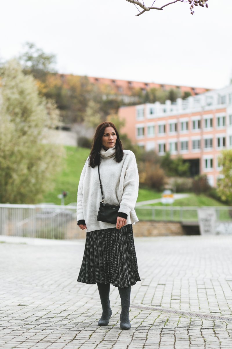 Herbst Outfit mit Overknees, Zara Stiefel, Cosmoparis Bag, Herbst Outfit mit Midi Rock, Outfit Ideen, Outfit mit Rock, Modetrend Herbst, Strickpullover, www.kleidermaedchen.de, Modeblog, Mode Blog, Erfurt, Thüringen, Fashion Blog, Magazin, Blogazine, Influencer Marketing und Kommunikation, Social Media Marketing, Fashion Magazin, Outfit Blog, Outfit 2017, Streetstyle, Pinterest Outfit Inspiration