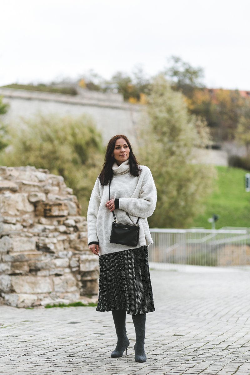 Herbst Outfit mit Overknees, Zara Stiefel, Cosmoparis Bag, Herbst Outfit mit Midi Rock, Outfit Ideen, Outfit mit Rock, Modetrend Herbst, Strickpullover, www.kleidermaedchen.de, Modeblog, Mode Blog, Erfurt, Thüringen, Fashion Blog, Magazin, Blogazine, Influencer Marketing und Kommunikation, Social Media Marketing, Fashion Magazin, Outfit Blog, Outfit 2017, Streetstyle, Pinterest Outfit Inspiration