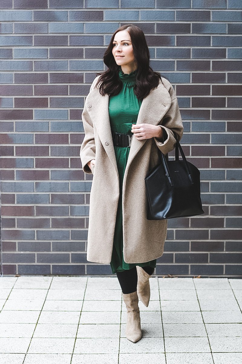 Winter Outfit mit grünem Satin Kleid, Wollmantel, Matt & Nat Baxter Tasche, beige Boots, Winter Outfit mit Kleid, Kleid im Winter kombinieren, Outfit Ideen, Outfit mit Kleid, Modetrend Winter, Midikleid, www.kleidermaedchen.de, Modeblog, Mode Blog, Erfurt, Thüringen, Fashion Blog, Magazin, Blogazine, Influencer Marketing und Kommunikation, Social Media Marketing, Fashion Magazin, Outfit Blog, Outfit 2018, Streetstyle, Pinterest Outfit Inspiration, Stjled