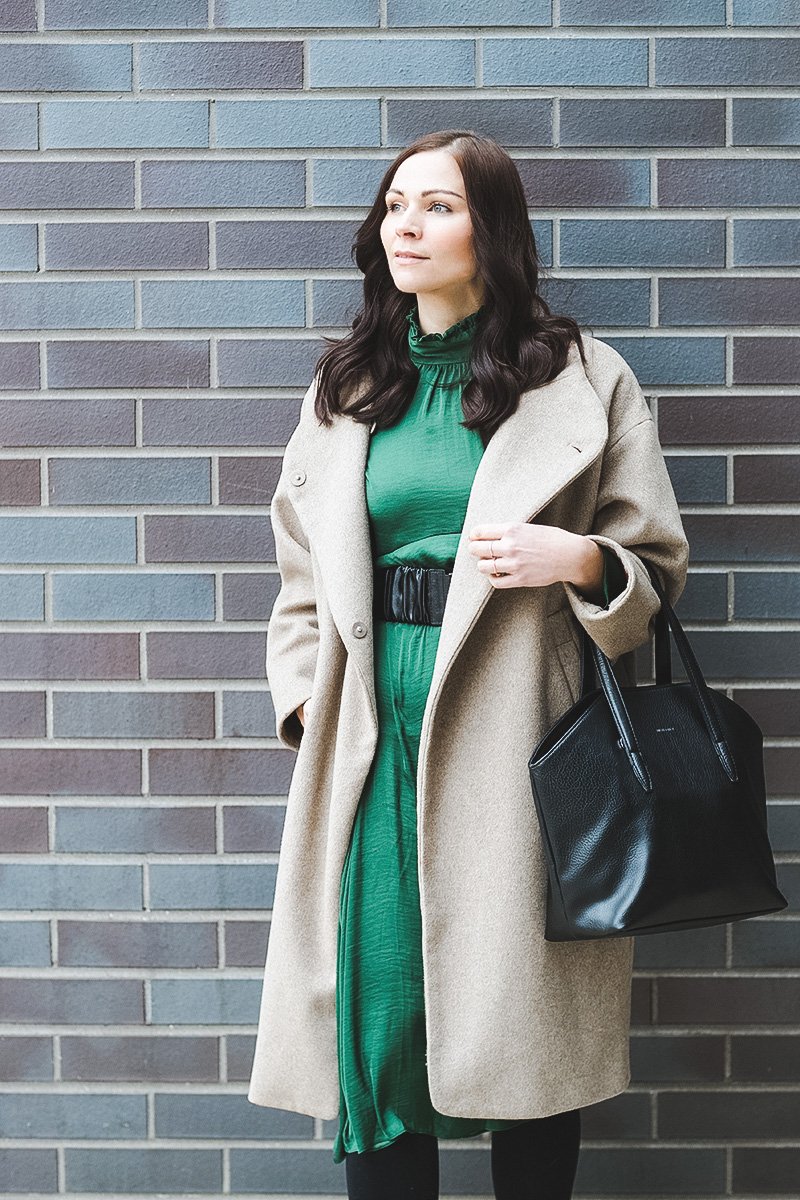 Winter Outfit mit grünem Satin Kleid, Wollmantel, Matt & Nat Baxter Tasche, beige Boots, Winter Outfit mit Kleid, Kleid im Winter kombinieren, Outfit Ideen, Outfit mit Kleid, Modetrend Winter, Midikleid, www.kleidermaedchen.de, Modeblog, Mode Blog, Erfurt, Thüringen, Fashion Blog, Magazin, Blogazine, Influencer Marketing und Kommunikation, Social Media Marketing, Fashion Magazin, Outfit Blog, Outfit 2018, Streetstyle, Pinterest Outfit Inspiration, Stjled