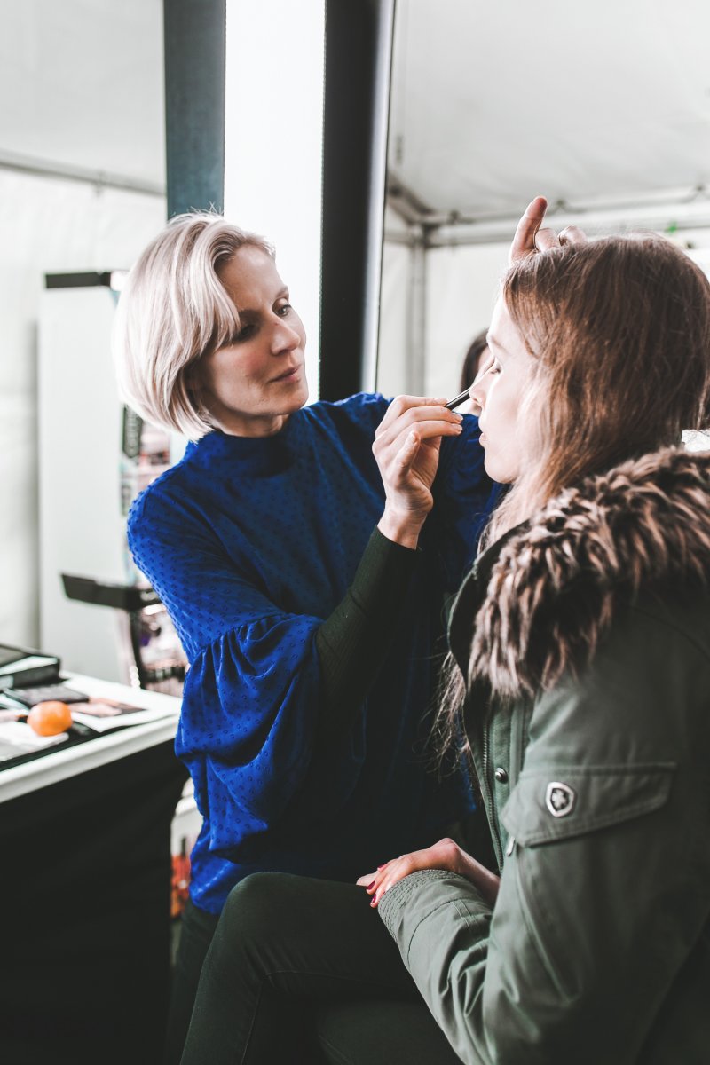 Dewy, Make-up-Trend 2018, Loni Baur, Make-up Artist, Interview, Natürliches Make-up mit glow, Catrice, Fashion Week Berlin, Kleidermaedchen Modeblog, Magazin, erfurt, thueringen, berlin, Beautyblog, kleidermaedchen.de, Influencer Marketing und Kommunikation, Beauty Interview, Catrice Neuheiten Frühjahr Sommer 2018