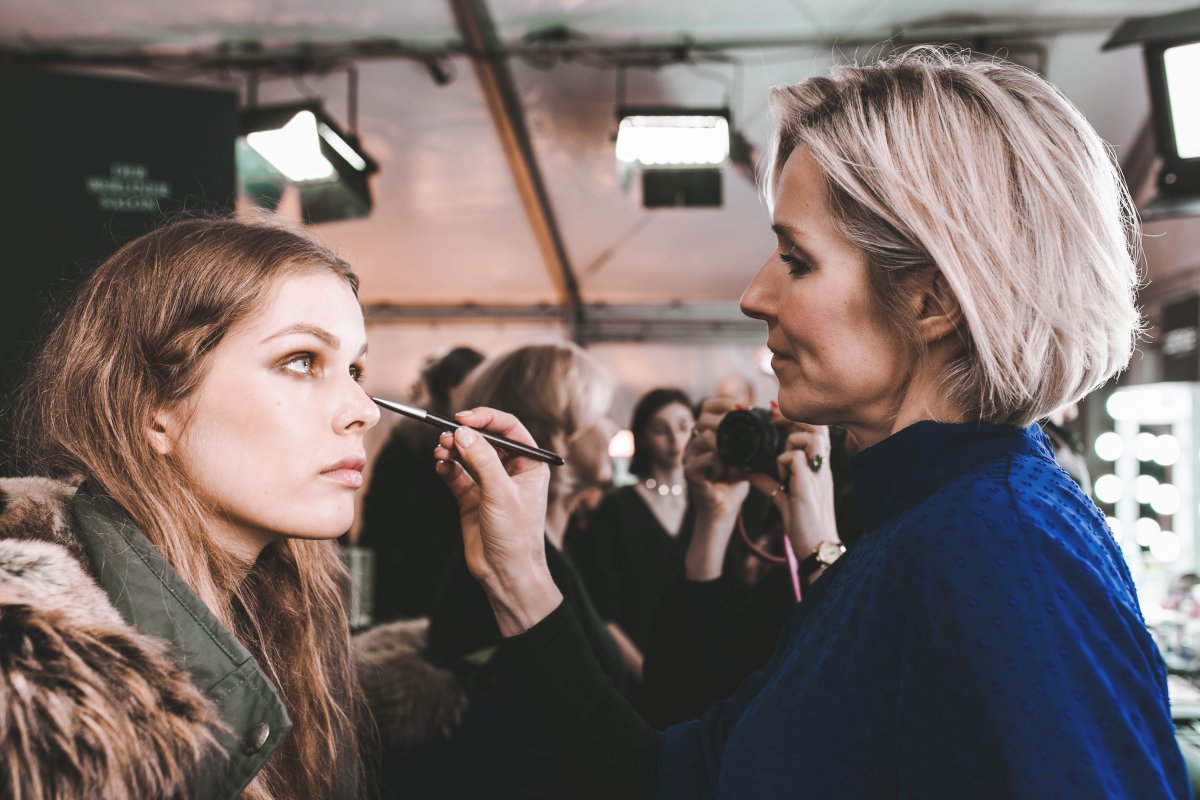 Dewy, Make-up-Trend 2018, Loni Baur, Make-up Artist, Interview, Natürliches Make-up mit glow, Catrice, Fashion Week Berlin, Kleidermaedchen Modeblog, Magazin, erfurt, thueringen, berlin, Beautyblog, kleidermaedchen.de, Influencer Marketing und Kommunikation, Beauty Interview, Catrice Neuheiten Frühjahr Sommer 2018