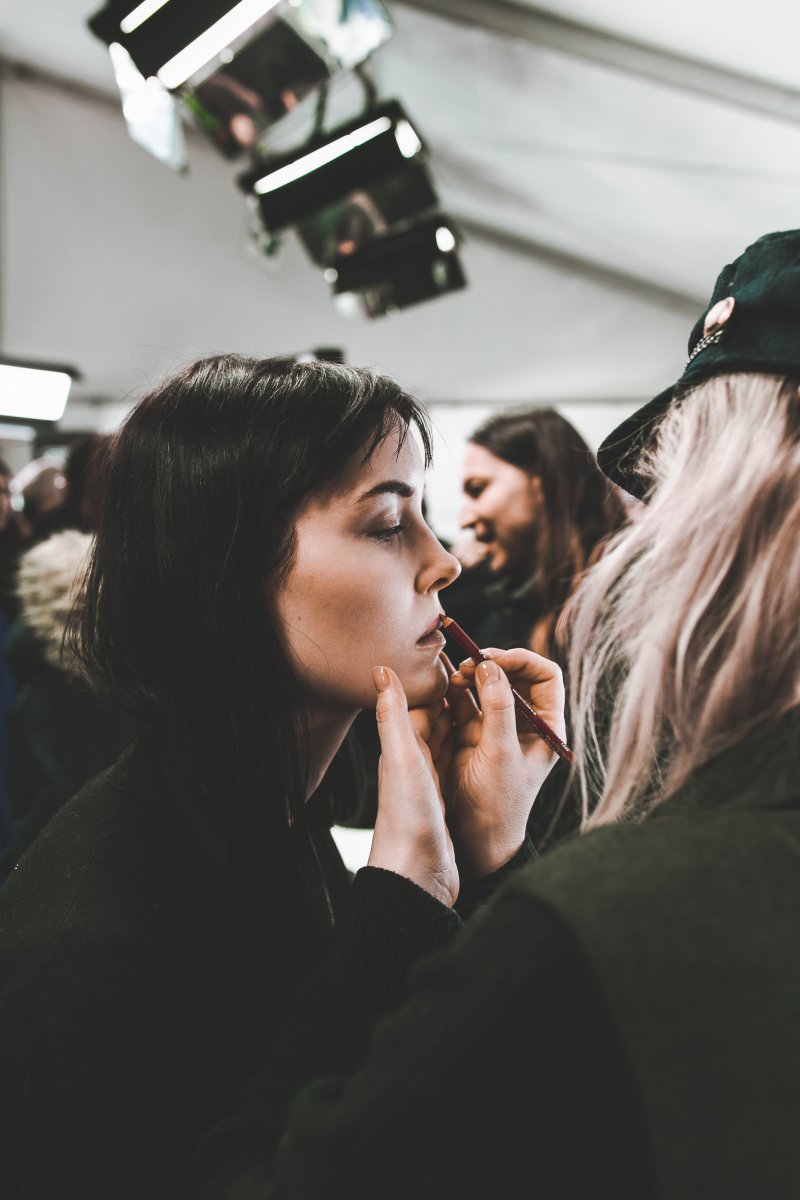 Dewy, Make-up-Trend 2018, Loni Baur, Make-up Artist, Interview, Natürliches Make-up mit glow, Catrice, Fashion Week Berlin, Kleidermaedchen Modeblog, Magazin, erfurt, thueringen, berlin, Beautyblog, kleidermaedchen.de, Influencer Marketing und Kommunikation, Beauty Interview, Catrice Neuheiten Frühjahr Sommer 2018