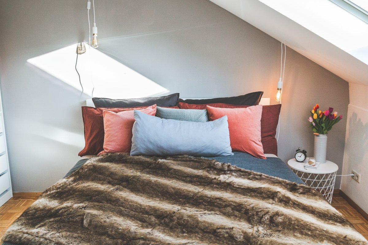 Aplina Feine Farbe Nebel im November, Schlafzimmer im Industrial Stil einrichten, graue Wand, Wandgestaltung mit Alpina, Schlafzimmer Ideen, Schlafzimmer Inspiration, Bed Room Ideas, Grey Interior Inspiration, IKEA Pax Kleiderschrank, IKEA Lillåsen Schminktisch, IKEA Knapper Spiegel, Malm Bett, Desenio Bilderwand, minimalistisch Einrichten, modernes Schlafzimmer, gemütliches Schlafzimmer, Interior Blog, Style Blog, www.kleidermaedchen.de