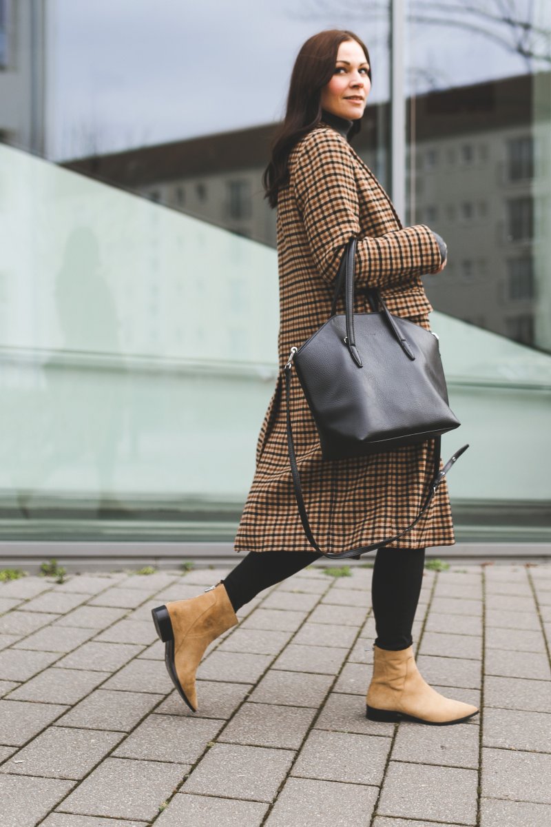 Winter Outfit mit kariertem Mantel, Wintermantel, Matt & Nat Baxter Tasche, & Other Stories Boots, Winter Outfit mit Mantel, Outfit Ideen, Outfit mit Mantel, Modetrend Winter, beige Boots, www.kleidermaedchen.de, Modeblog, Mode Blog, Erfurt, Thüringen, Fashion Blog, Magazin, Blogazine, Influencer Marketing und Kommunikation, Social Media Marketing, Fashion Magazin, Outfit Blog, Outfit 2018, Streetstyle, Pinterest Outfit Inspiration, Turtleneck, Rollkragenpullover