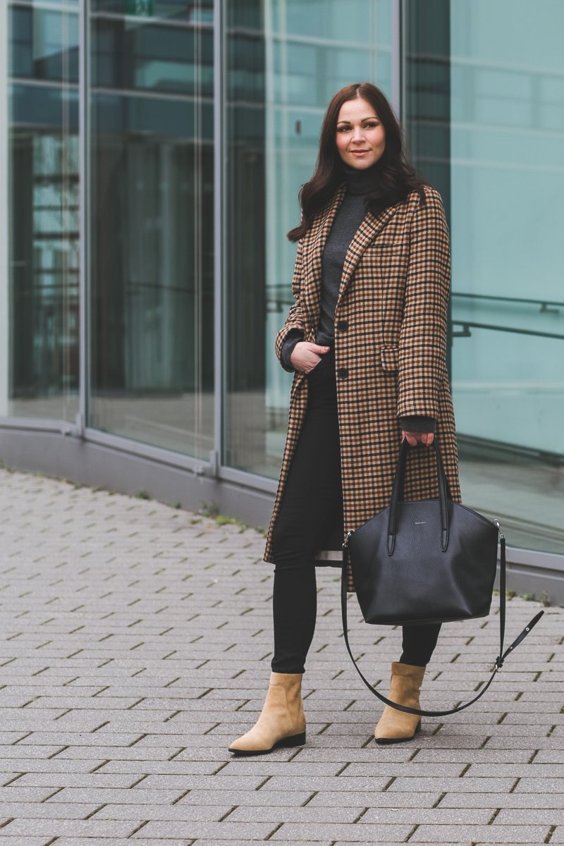 Winter Outfit mit kariertem Mantel, Wintermantel, Matt & Nat Baxter Tasche, & Other Stories Boots, Winter Outfit mit Mantel, Outfit Ideen, Outfit mit Mantel, Modetrend Winter, beige Boots, www.kleidermaedchen.de, Modeblog, Mode Blog, Erfurt, Thüringen, Fashion Blog, Magazin, Blogazine, Influencer Marketing und Kommunikation, Social Media Marketing, Fashion Magazin, Outfit Blog, Outfit 2018, Streetstyle, Pinterest Outfit Inspiration, Turtleneck, Rollkragenpullover