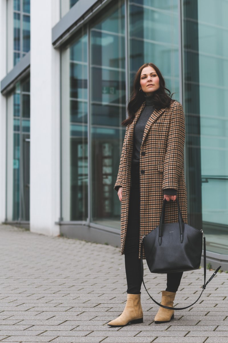 Winter Outfit mit kariertem Mantel, Wintermantel, Matt & Nat Baxter Tasche, & Other Stories Boots, Winter Outfit mit Mantel, Outfit Ideen, Outfit mit Mantel, Modetrend Winter, beige Boots, www.kleidermaedchen.de, Modeblog, Mode Blog, Erfurt, Thüringen, Fashion Blog, Magazin, Blogazine, Influencer Marketing und Kommunikation, Social Media Marketing, Fashion Magazin, Outfit Blog, Outfit 2018, Streetstyle, Pinterest Outfit Inspiration, Turtleneck, Rollkragenpullover