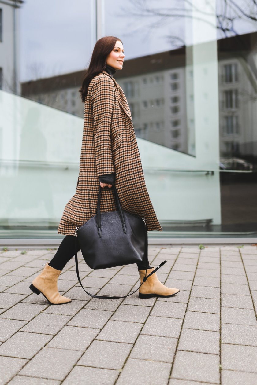 Winter Outfit mit kariertem Mantel, Wintermantel, Matt & Nat Baxter Tasche, & Other Stories Boots, Winter Outfit mit Mantel, Outfit Ideen, Outfit mit Mantel, Modetrend Winter, beige Boots, www.kleidermaedchen.de, Modeblog, Mode Blog, Erfurt, Thüringen, Fashion Blog, Magazin, Blogazine, Influencer Marketing und Kommunikation, Social Media Marketing, Fashion Magazin, Outfit Blog, Outfit 2018, Streetstyle, Pinterest Outfit Inspiration, Turtleneck, Rollkragenpullover