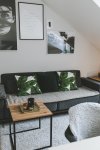 Aplina Feine Farbe Zeit der Eisblumen, Wohnzimmer im Industrial Stil einrichten, graue Wand, Wandgestaltung mit Alpina, Wohnzimmer Ideen, Wohnzimmer Inspiration, Living Room Ideas, Grey Interior Inspiration, Desenio Bilderwand, minimalistisch Einrichten, modernes Wohnzimmer, gemütliches Wohnzimmer, Interior Blog, Style Blog, www.kleidermaedchen.de