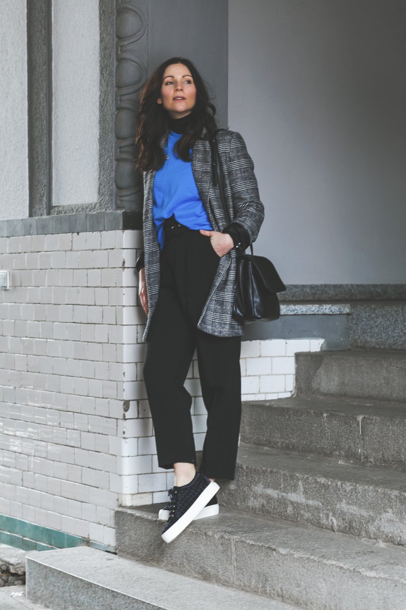 Frühlingsoutfit mit AGL Plateau-Sneakers, karierter Blazer, Edited Sweater, Lüke Schuhe, AGL, Attilio Giusti Lembruni, Matt and Nat Wapi Bag, Outfit Ideen, Outfit mit Sneakers, Übergangsoutfit, Modetrend Winter, Modetrend Frühling, www.kleidermaedchen.de, Modeblog, Mode Blog, Erfurt, Thüringen, Fashion Blog, Magazin, Blogazine, Influencer Marketing und Kommunikation, Social Media Marketing, Fashion Magazin, Outfit Blog, Outfit 2018, Streetstyle, Pinterest Outfit Inspiration