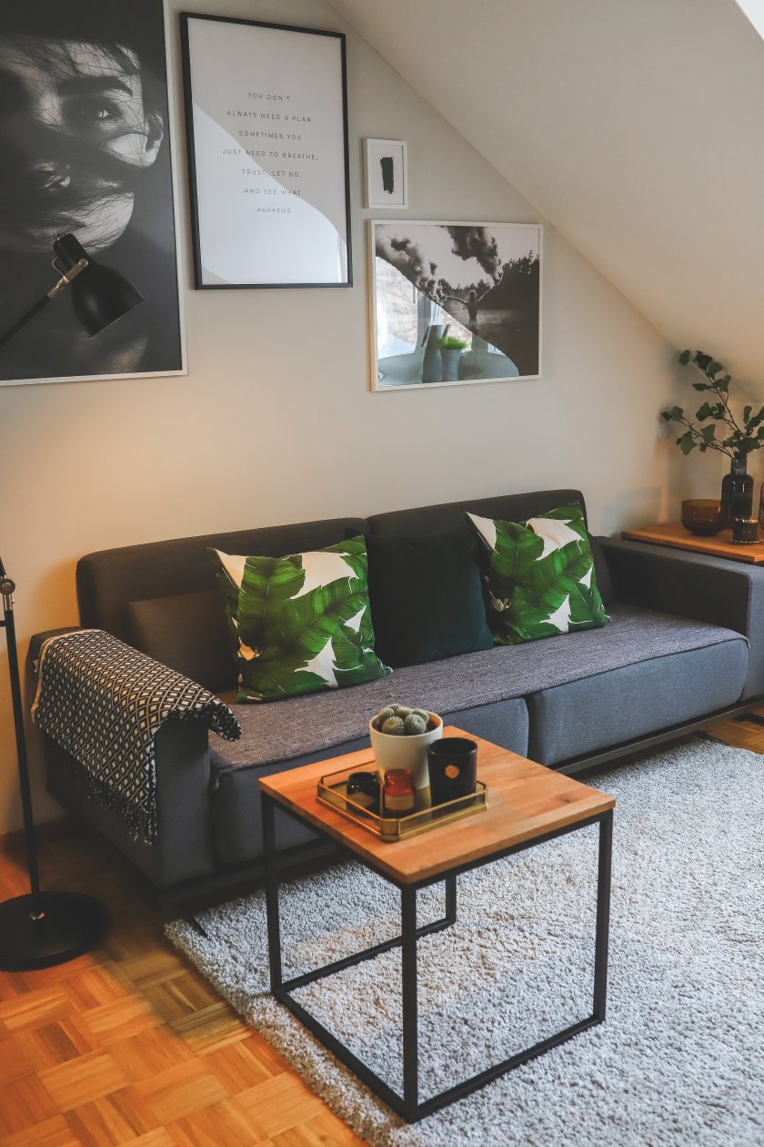 Wohnbereich modern gestalten, Wohnzimmer im scandinafischem Stil einrichten, Wohnbereich Ideen, home24, Sofa Copperfield, Beistelltisch, Schlafsofa, Wohnzimmer Inspiration, Living Room Ideas, Einrichten mit home24, Wandgestaltung, Bilder im Wohnzimmer, minimalistisch Einrichten, modernes Wohnzimmer, gemütliches Wohnzimmer, Interior Blog, Style Blog, www.kleidermaedchen.de, IKEA, Leuchte, Teppich, Desenio Bilder